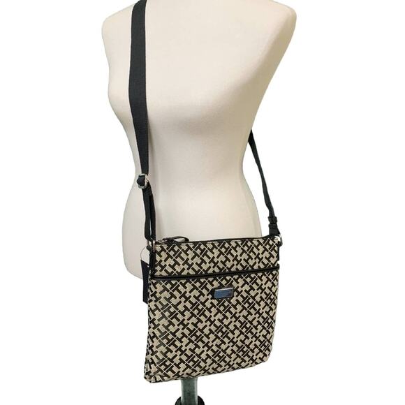 Tommy Hilfiger Signature TH Crossbody Purse NEW - Picture 1 of 5